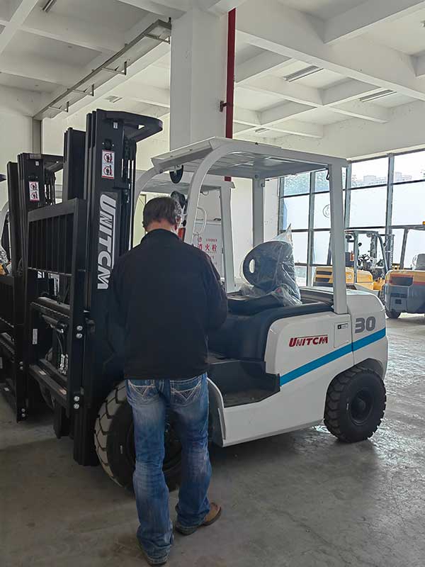 Der kanadische Kunde Henry Kroeger besucht die Gabelstaplerfabrik Hifoune zur Werksinspektion